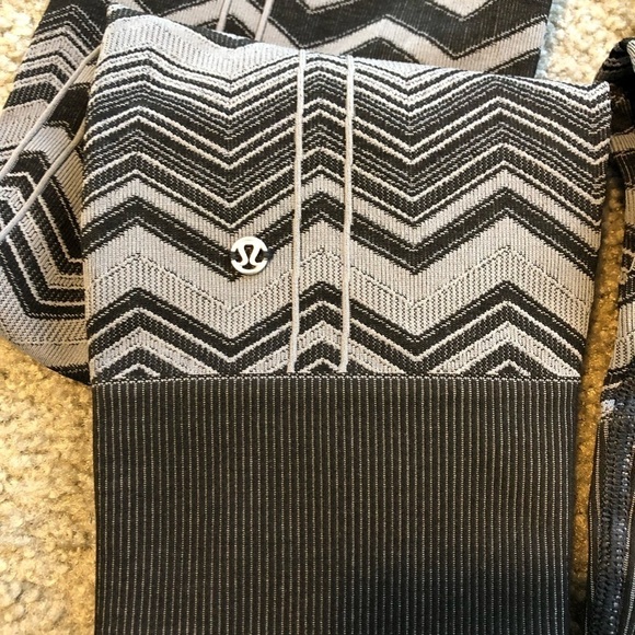 Lululemon ebb to street leggings black gray chevron size 6 - Picture 7 of 11